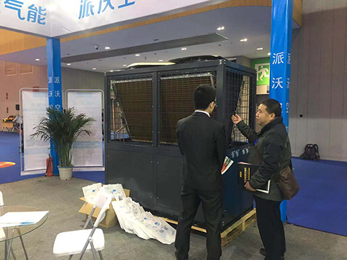 贝博空气能给参展者介绍产品