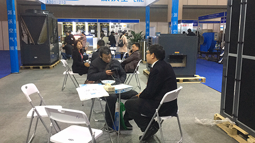 贝博空气能给参展者介绍产品